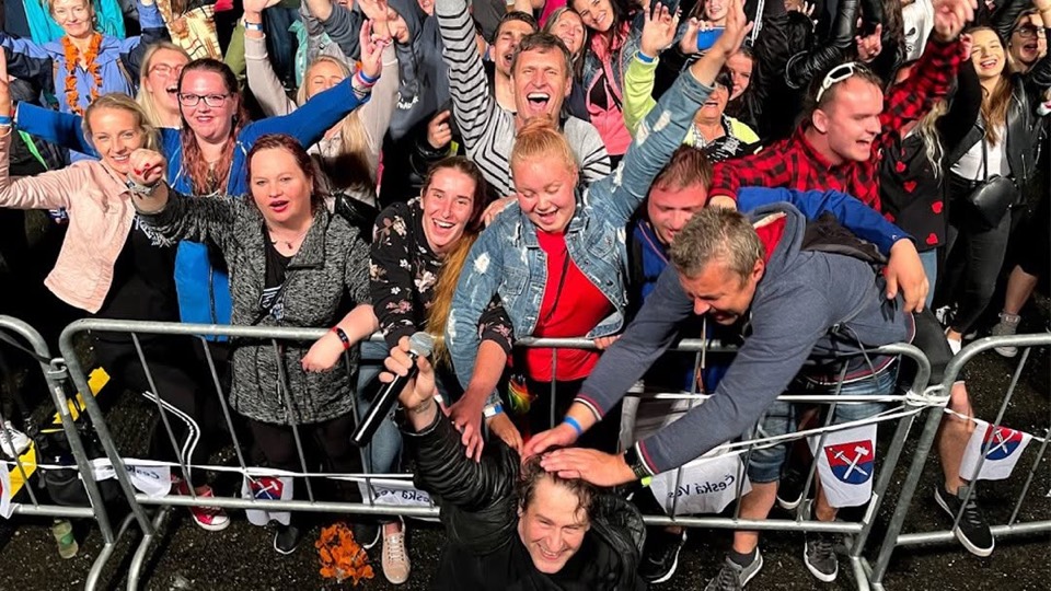 Kapela TEAM Revival Martin si podáva ruky s fanúšikmi pod pódiom