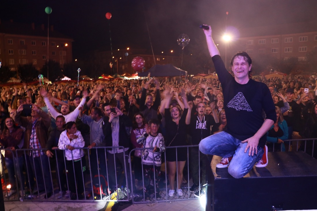 Spevák TEAM Revival Martin pred publikom na námestí