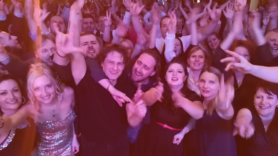 Zabávajúce sa publikum na plese s TEAM Revival Martin