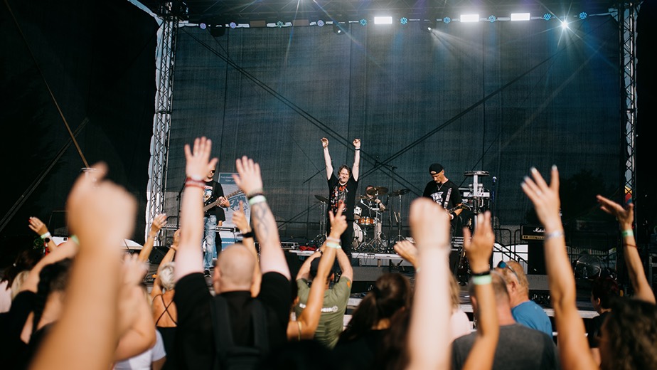 Publikum máva kapele TEAM Revival Martin na letnom festivale