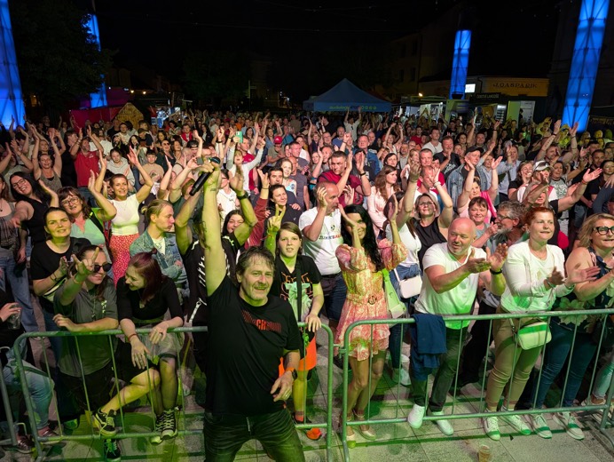 Publikum na námestí počas koncertu TEAM Revival Martin