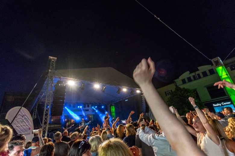 Pohľad z publika na pódium TEAM Revival Martin