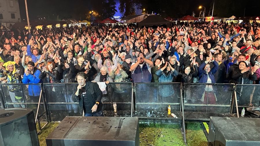 Nočné publikum tlieska pod pódiom TEAM Revival Martin